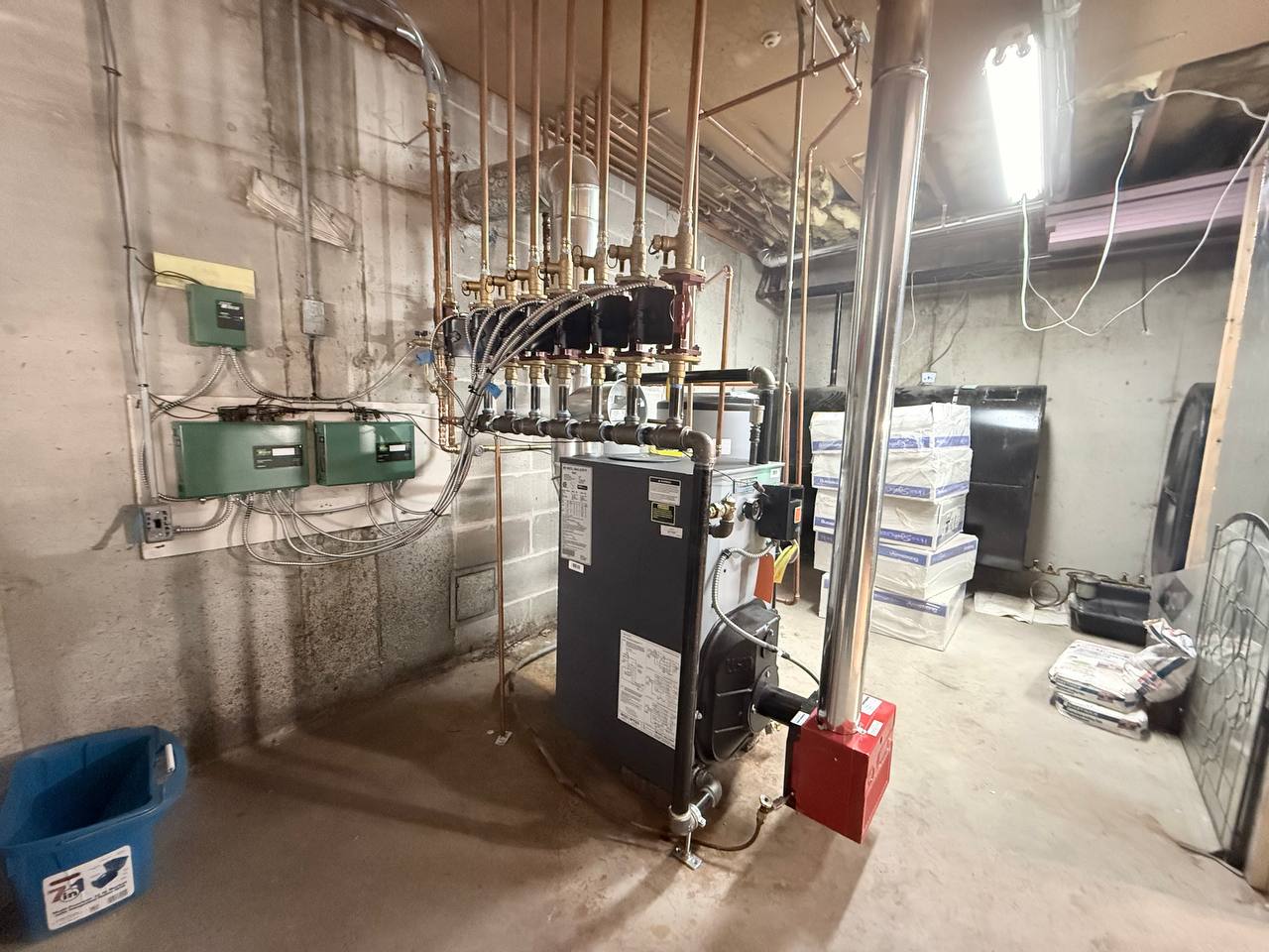 Hydronic heating installation